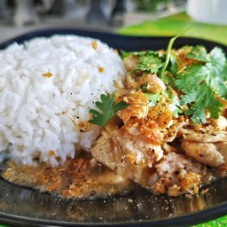 ผัดกระเทียมพริกไทยราดข้าว