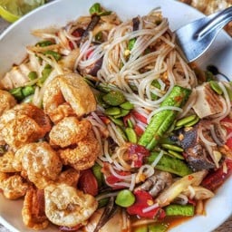 ส้มตำไก่ย่างน้ำจิ้มแจ่ว ข้าวขาหมู กระเพราพริกแห้ง