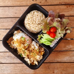 (ไข่บู้บี้) อกไก่สับกระเทียม