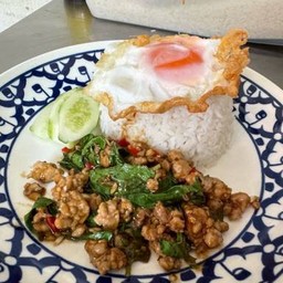 C6 กะเพราหมูสับ +ไข่ดาว