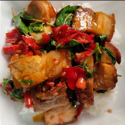 กระเพาหมูกรอบ ราดข้าว