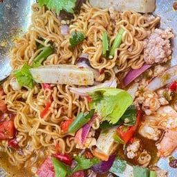 ริมเขื่อนทะเลแซ่บเต็นสีแดงด้านในสุดอยู่ติดกับร้านหมาล่าขุนขา ริมเขื่อน