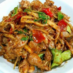 ผัดพริกแกงไก่หน่อไม้ดอง ราดข้าว