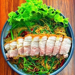 หมี่กระเฉดหมูกรอบ(ร้านได้จากไลน์แมน80฿)