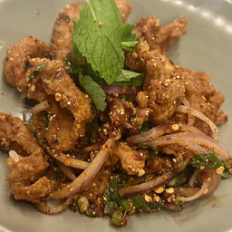 ลาบหนังไก่ทอด