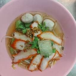 ชายสี่บะหมี่เกี๊ยวหน้าร้าน pizzacompany เมืองอุดรธานี
