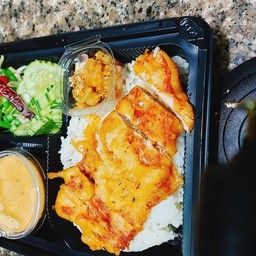 ข้าวสวยกินกับน้ำยาปลาทู+หมูทอด