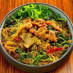 ผัดหมี่กระเฉดหมูหมัก