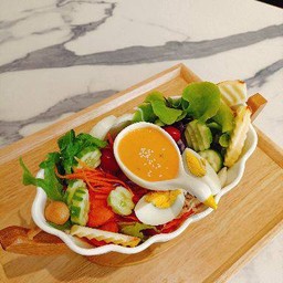 สลัดผักไข่ต้ม