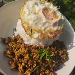 ผัดพริกแกงคั่วกลิ้งไก่สับราดข้าว