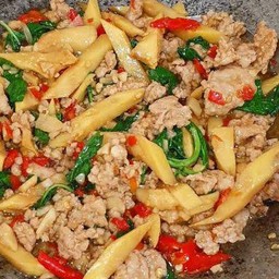 ข้าวราด ผัดโหระพาหมูสับใส่หน่อไม้เหลือง