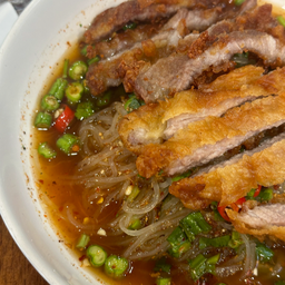 ยำเส้นเล็กสันคอหมูทอด