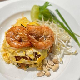 ผัดไทยกุ้งสดห่อไข่