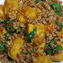 กระเพราเต้าหู้ไข่ทอดกรอบ