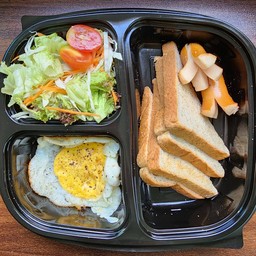 อาหารเช้า - ขนมไส้กรอก +ขนมปัง + ไข่ดาว ( เพิ่มท็อปปิ้งอีกได้ ) แนะนำ!