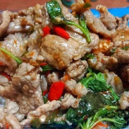 ข้าวกระเพราหมูชิ้น