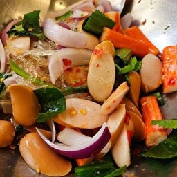 ยำวุ้นเส้นไส้กรอกปูอัด