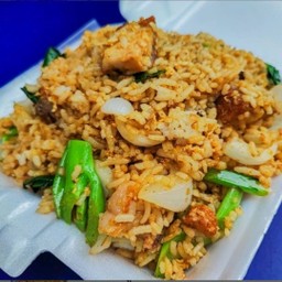 ข้าวผัดหมูกรอบ