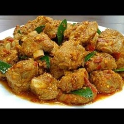 ซี่โครงทอดผัดพริกแกงเป็นกับ