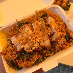 มาม่าผัดกะเพราหมูกรอบ