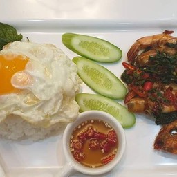 ข้าวผัดกะเพรากุ้งไข่ดาว