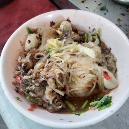 ร้านก๋วยเตี๋ยวหมูตุ๋นและนมเนียวเจ้กบแซ่บเวอร์