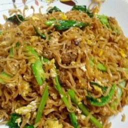 Stir-Fried Instant Noodles With Egg