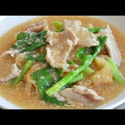 ราดหน้าหมูเส้นใหญ่