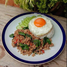 กระเพราไข่เยี่ยวม้า