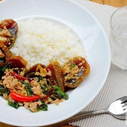 กระเพราหมูสับไข่เยี่ยวม้า