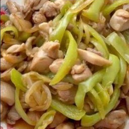 ข้าวหมูชิ้นผัดพริกหยวก