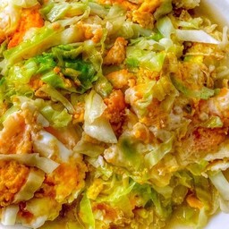 ข้าวราดผัดกะหล่ำปลีผัดไข่