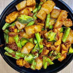 ผัดพริกแกงหมูสามชั้นราดข้าว