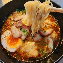 บะหมี่เกี๊ยวต้มยำ X หมูแดง