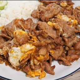 ข้าวหมูกระเทียมผัดไข่