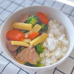 ผัดผักรวม ราดข้าว(ข้าวโพดอ่อน แครอท บร็อคโคลี่)