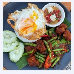 ผัดพริกแกงราดข้าว