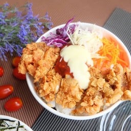 ข้าวไก่คาราเกะ ซอสเกาหลีผสมซอส มายองเนส+ไข่ดาว+สาหร่าย