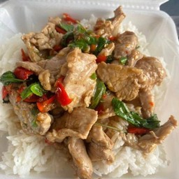 ผัดกะเพราหมูชิ้นราดข้าว