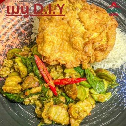 (ฟรีท็อปปิ้ง) ผัดเขียวหวานหมูสับ+กุนเชียง+หมูกรอบราดข้าว (ถาด)