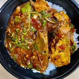 กะเพราปลากระป๋องพริกแห้ง ราดข้าว