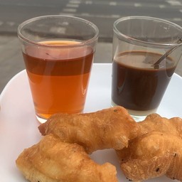 กาแฟ  เป็นชุดบวกปาท่องโก๋