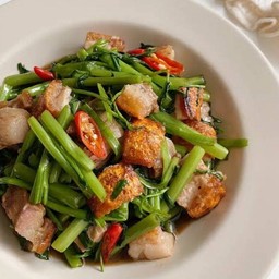 ผัดผักบุ้ง กับข้าว