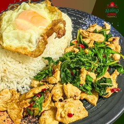 ผัดกะเพราอกไก่ราดข้าว (ถาด)