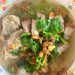 บะหมี่เกี๊ยวหมูกรอบ