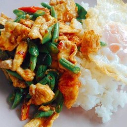 ผัดพริกแกงไก่ราดข้าว+ไข่ดาว