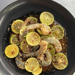 ยำกุ้งสดมะนาวจี๊ดจ๊าดดด