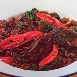 กะเพราไข่เยี่ยวม้าเนื้อวากิวสับ(กับข้าว)