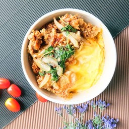 ข้าวไก่กรอบ ซอสกะเพรา