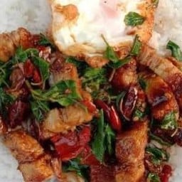 กะเพราหมูกรอบ + ไข่ดาว